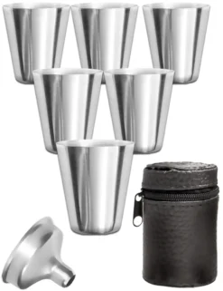 Outdoor Saxx® - 8-Teiliges Edelstahl-Becher Set, 6 Unzerbrechliche Schnaps-Becher, Schnaps-Gläser Aus Metall, Metall-Becher Mit Einfüll-Trichter Und Leder-Tasche, Ideales Flachmann-Zubehör